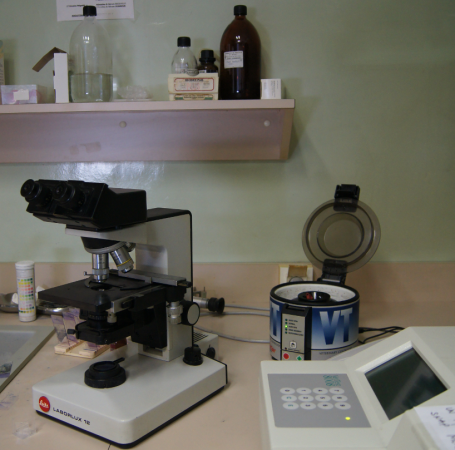 Laboratoire Clinique Montagne Verte Microscope et centrifugeuse